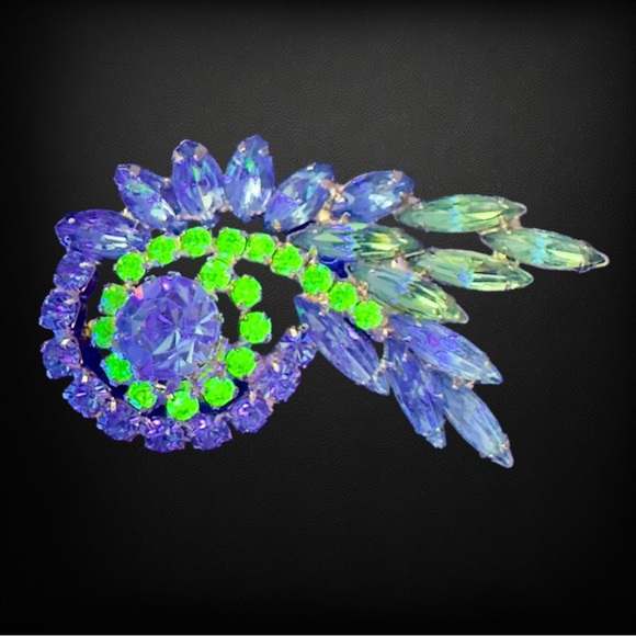 Vintage Cornflower Blue & UV Reactive Apple Green Glass Brooch - Picture 2 of 6